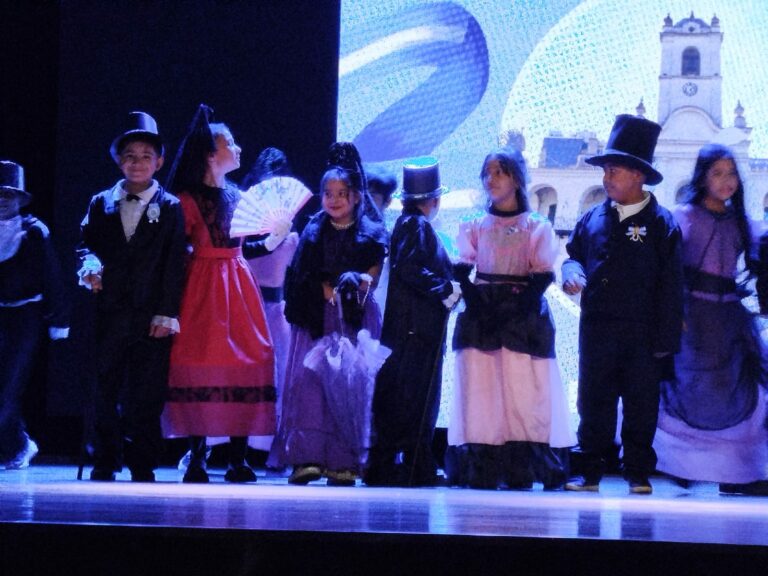 Acto 25 de Mayo: Alumnos de la escuela 6033 se lucieron en el escenario del teatro